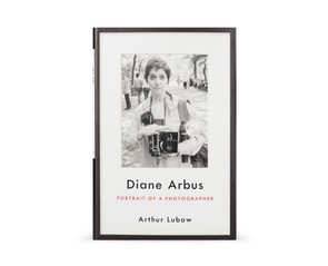 Книга "Diane Arbus. Portrait of a Photographer"