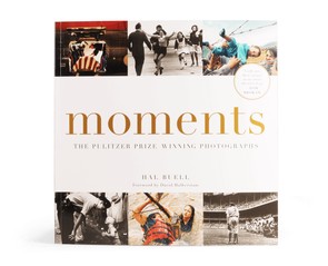 Книга "Moments: The Pulitzer Prize Winning Photographs"
