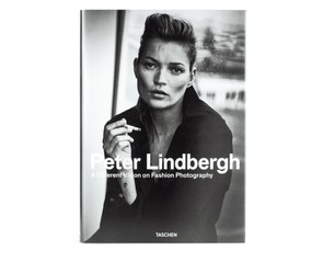 Книга "A Different Vision on Fashion Photography"